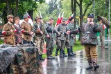 Obchody 79.rocznicy wybuchu Powstania Warszawskiego w Staszowie. Mimo deszczu pięknie oddano cześć bohaterom. Zobaczcie zdjęcia