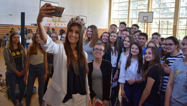 Paulina Maziarz, Miss Polski 2016, w Liceum Ogólnokształcącym w Zwoleniu.