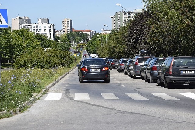 W czwartek, 22 czerwca, w godzinach 10-14 drogowcy ponownie zamierzają przeprowadzić sprzątanie ulicy Bohaterów Warszawy w Kielcach. Czy druga próba powiedzie się, bo kierowcy przestawią zaparkowane auta?