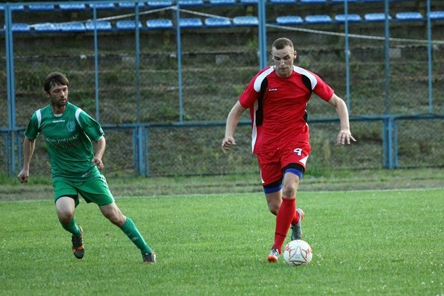 Łukasz Piotrowski (w czerwonym stroju) zdobył dla Granatu w tym sezonie już dwa gole