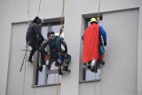 Alpiniści przemysłowi w strojach superbohaterów umyli okna w Centrum Zdrowia Matki i Dziecka w Zielonej Górze 