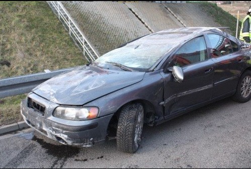 Wypadek na A4. Volvo, które spadło z lawety. Zdjęcia...