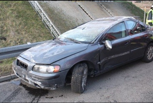 Wypadek na A4. Volvo, które spadło z lawety. Zdjęcia udostępnił komisariat autostradowy policji.