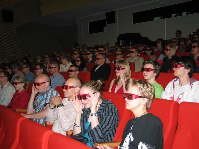 Widzowie mają dobrą zabawę, oglądając trójwymiarowe filmy w specjalnych okularach