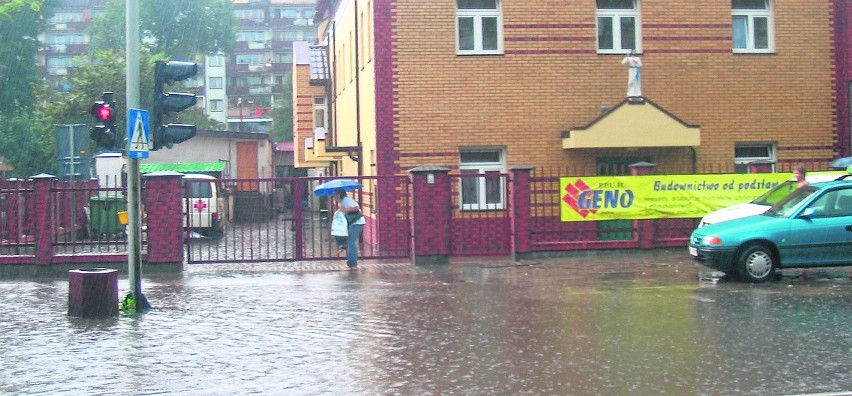 14 lipca 2006 roku. Krótkotrwała ulewa zalała miasto. Wdarła...