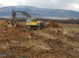 Wiosenne roztopy wstrzymały budowę obwodnicy Buczkowic. Ciężki sprzęt grzęźnie w błocie. Drogowcy zdążą na czas? ZDJĘCIA