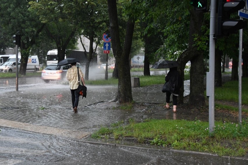 Potężna burza nad powiatem jędrzejowskim. Strażacy mają pełne ręce pracy [ZDJĘCIA]