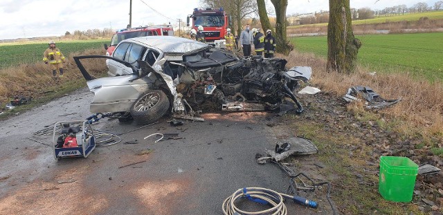 Utrudnienia między Gleszczonkiem a Glesnem (gmina Wyrzysk). Auto uderzyło w drzewo. Dwie osoby są poszkodowane.
