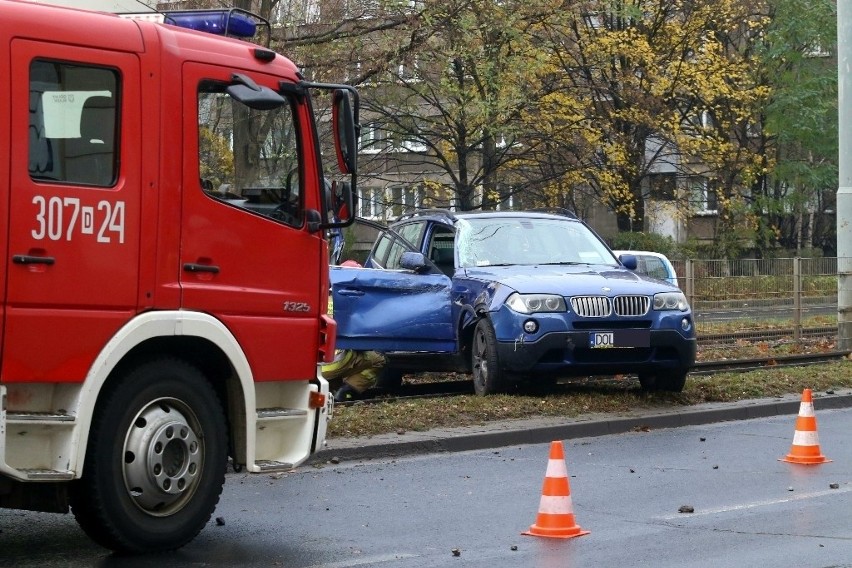 Wypadek na Legnickiej we Wrocławiu. BMW wjechało na tory...