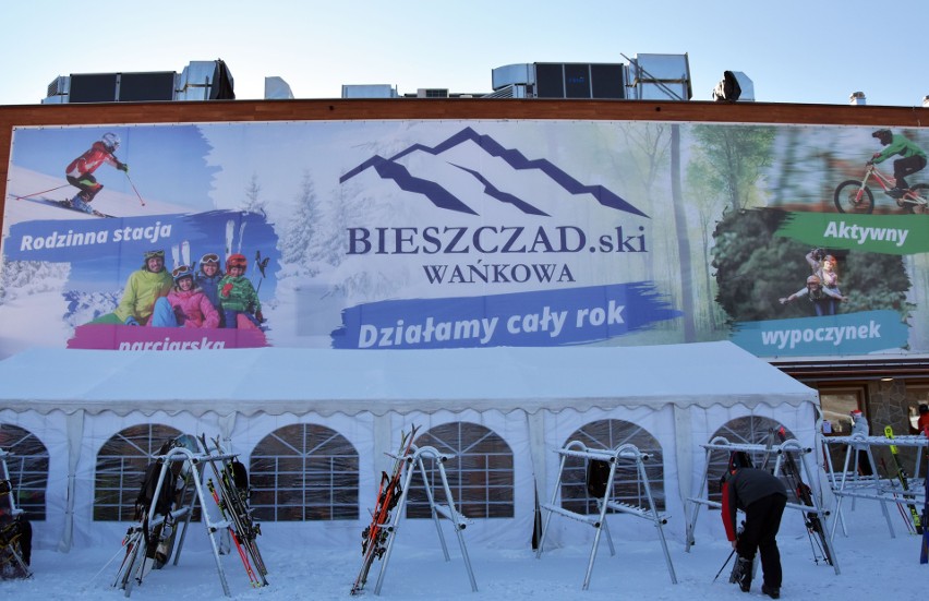Tłumy na otwarciu stoku narciarskiego w Wańkowej w pow. leskim. Tak bawili się narciarze pierwszego dnia [ZDJĘCIA]