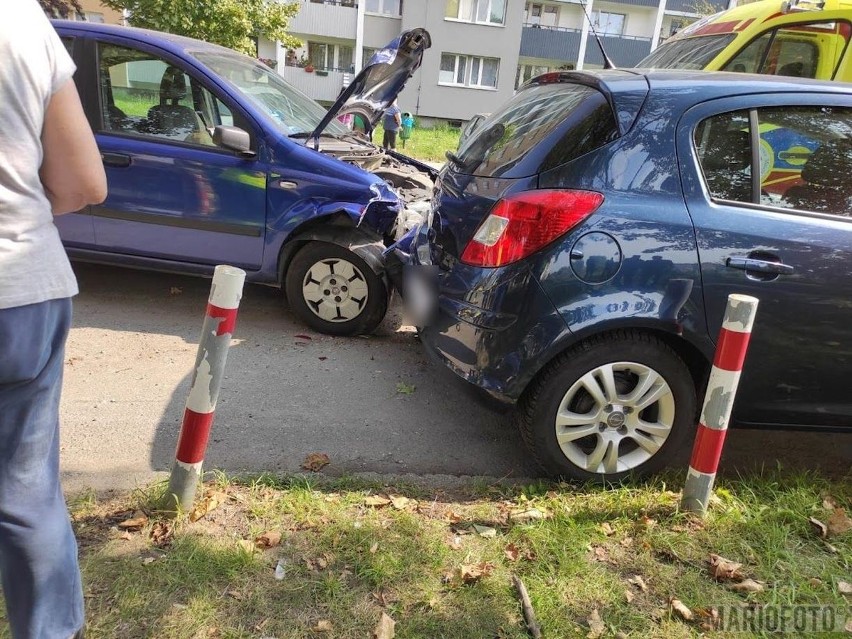 Wypadek w Opolu. Starszy mężczyzna zasłabł za kierownicą i wjechał w dwa samochody. Kierowca został ranny