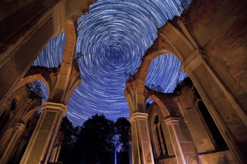 Jałówka. Ruiny kościoła św. Antoniego w nocy. Zjawiskowy timelapse (zdjęcia, wideo)