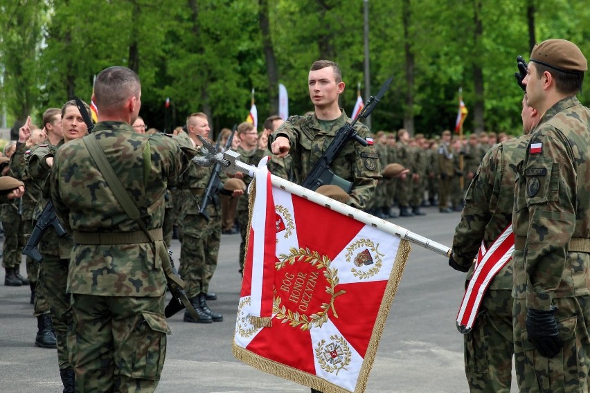 W Polsce żołnierze, oprócz uposażenia, którego wysokość...