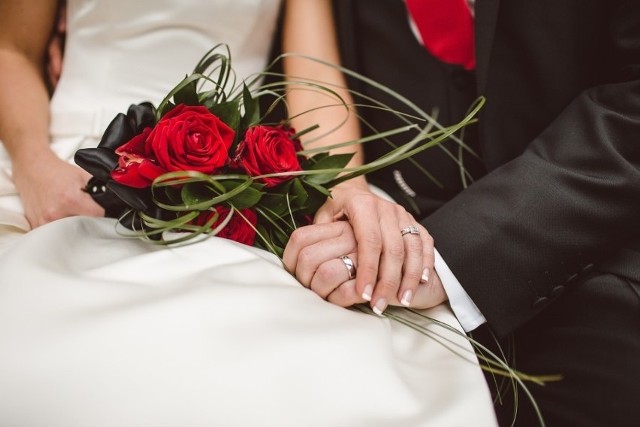 58 procent ankietowanych zna osobę, która wzięła ślub z partnerem poznanym w pracy.