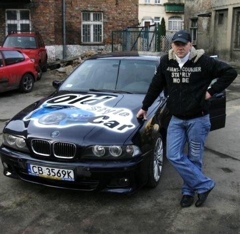 Sebastian Drzewiecki przy własnoręcznie przerobionym BMW E39