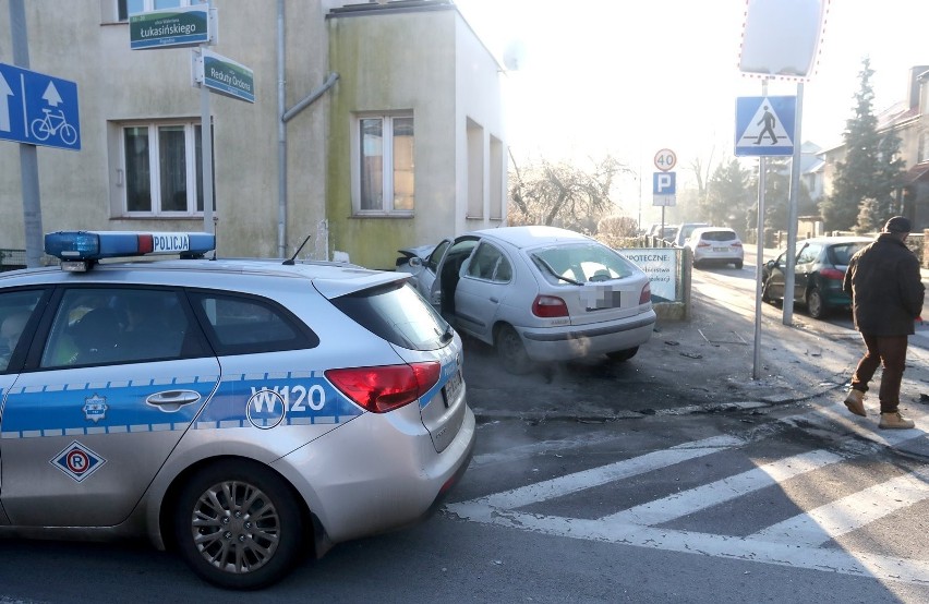 Szczecin: Samochód wjechał w dom jednorodzinny na Pogodnie