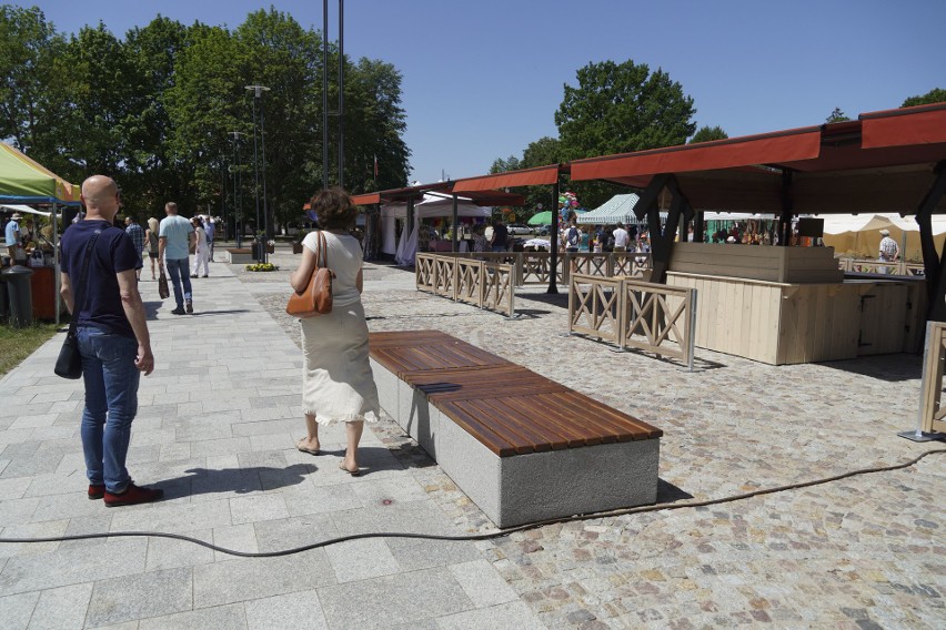 Centralny plac w Supraślu z targowiskiem już otwarty. Z...