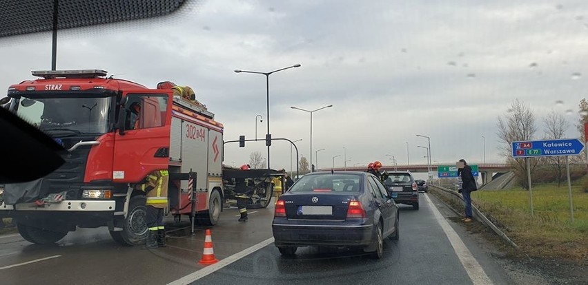 Wypadek na zakopiance w stronę Krakowa. Bus zderzył się z samochodem osobowym i dachował