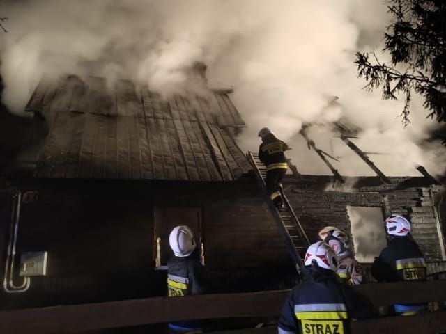 Macharce. Siedem zastępów straży pożarnej gasiło pożar domu. Straty to 250 tys. zł [ZDJĘCIA]