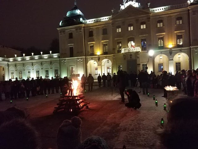 Betlejemskie Światło Pokoju znalazło się w czwartek na dziedzińcu Pałacu Branickich. Harcerze rozpalili ognisko z którego każdy mógł odpalić święcę lub lampion i zanieść światło z Betlejem do domu.