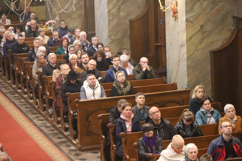 Biskup kielecki Jan Piotrowski w Bazylice Katedralnej przewodniczył mszy świętej odpustowej ku czci Matki Bożej Różańcowej