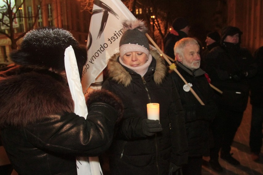 Protest na placu Dąbrowskiego przeciw wyborom do KRS [ZDJĘCIA]