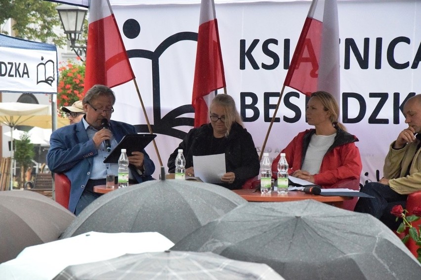 Narodowe Czytanie w Bielsku-Białej: „Przedwiośnie" w deszczu ZDJĘCIA