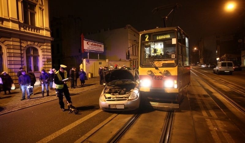 Zderzenie z tramwajem. Wypadek na Piotrkowskiej [ZDJĘCIA]