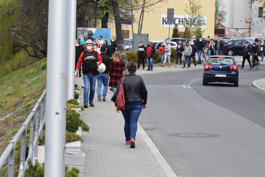 Protest w Cieszynie miał formę spaceru wzdłuż...