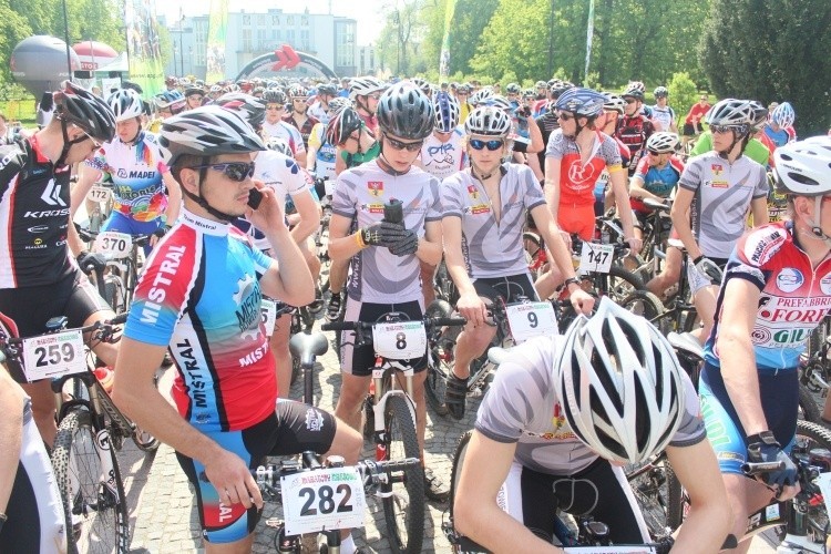 Maraton MTB Duch Puszczy i Kresów wyruszył sprzed teatru...