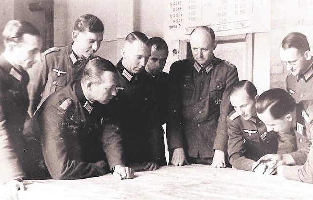 Generał Henning von Tresckow podczas obrad sztabu Grupy Armii Środek (czwarty od prawej).