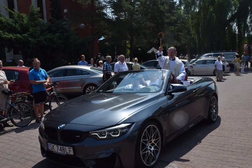 Święcenie samochodów w Tychach 2018: W parafii św. Krzysztofa biskup święcił auta z czarnego BMW cabrio ZDJĘCIA. Mnóstwo kierowców na trasie