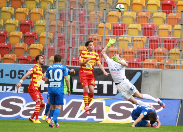 Bramkarz Termaliki Bruk-Betu Sebastian Nowak (w białej koszulce) w tym sezonie zagrał w 16 meczach