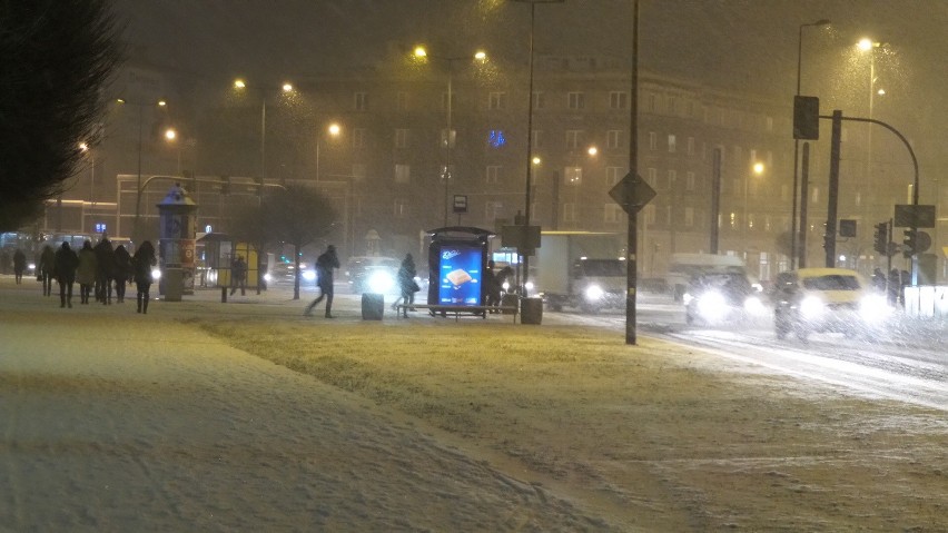 Śnieg sparaliżował Kraków [ZDJĘCIA, WIDEO]