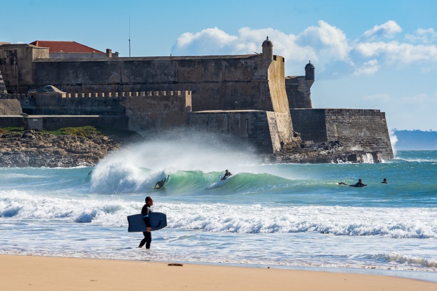 Plaża Carcavelos jest świetnie skomunikowana z Lizboną – to...