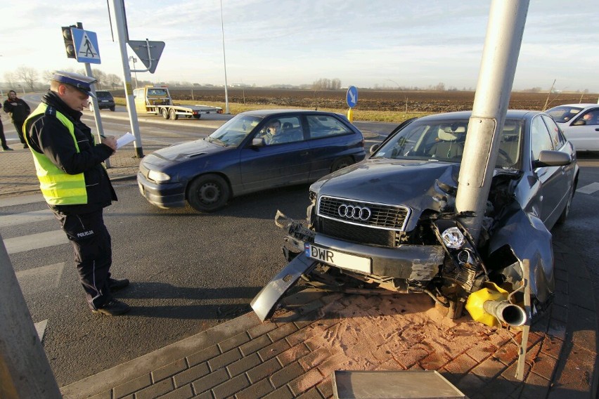 Wypadek na zjeździe z AOW. Audi uderzyło w słup (ZDJĘCIA)