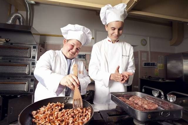 PATRYK KAMIŃSKI I ADAM RZĘSKI Z „GASTRONOMIKA” ZNALEŹLI SIĘ W FINALE MISTRZOSTW MŁODYCH KUCHARZY