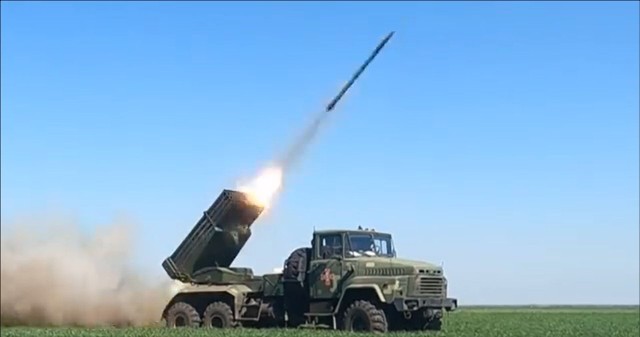 BM-21 Grad – samobieżna wieloprowadnicowa wyrzutnia rakietowa