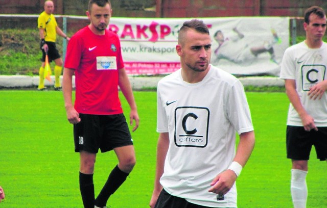 Mateusz Wołowski (w środku) miał dwie sytuacje na zdobycie bramek dla Sparty Caffaro w sobotnim meczu z Popradem Muszyna. Niestety ich nie wykorzystał. 