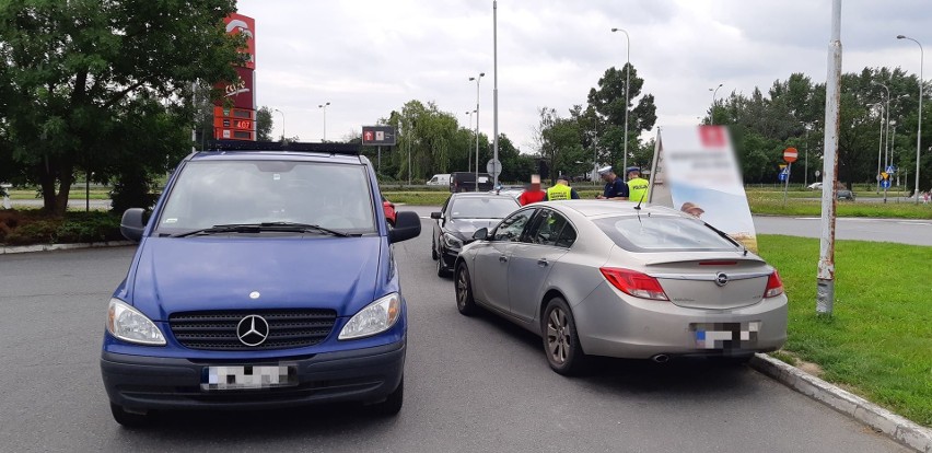 Pędził al. Sobieskiego i rozmawiał przez telefon. Stracił prawo jazdy