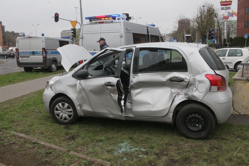 Samochód zderzył się z tramwajem na Żeromskiego. Dwie kobiety ranne [ZDJĘCIA]