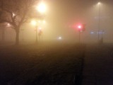 Gęsta mgła nad Łodzią utrudnia jazdę kierowcom [ZDJĘCIA]