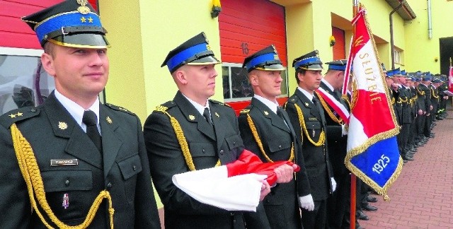 Skarżyscy strażacy  - zawodowi i ochotnicy, podczas swojego święta paradowali w pełnej gali.