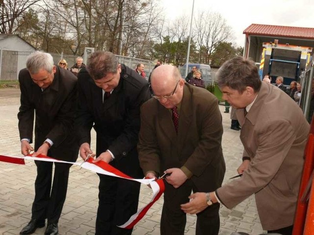 Przecięcie wstęgi na otwarcie Gminnego Punktu Zbiórki Surowców Wtórnych i Odpadów Niebezpiecznych. Od lewej poseł Antoni Błądek, wicemarszałek Zygmunt Cholewiński, prezydent Andrzej Szlęzak i prezes MZK Mariusz Piasecki.