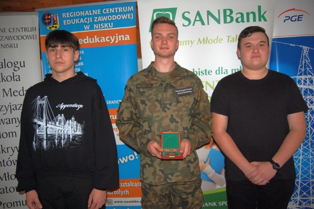 Nagrodzeni uczniowie elektryka Piotr Nieradka, Michał Łokaj i Marek Gołębiowski