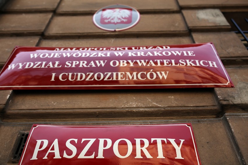 Kraków. Mieszkańcy i przyjezdni szturmują biuro paszportowe na ul. św. Sebastiana. W długich kolejkach trzeba czekać nawet kilka godzin