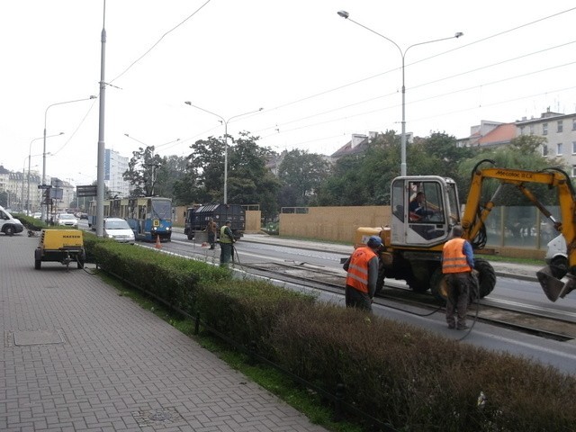 Wrocław: Remontują ul. Pomorską. Uwaga na utrudnienia w ruchu (ZDJĘCIA)