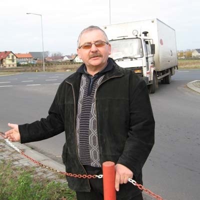 - Skrzyżowanie jest bardzo niebezpieczne, tylko rondo pomoże w tym miejscu &#8211; mówi radny Aleksander Słowikowski