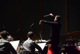 OiFP. Maciej Sztor dyryguje orkiestrą i chórem Opery i Filharmonii Podlaskiej w koncercie muzyki filmowej
