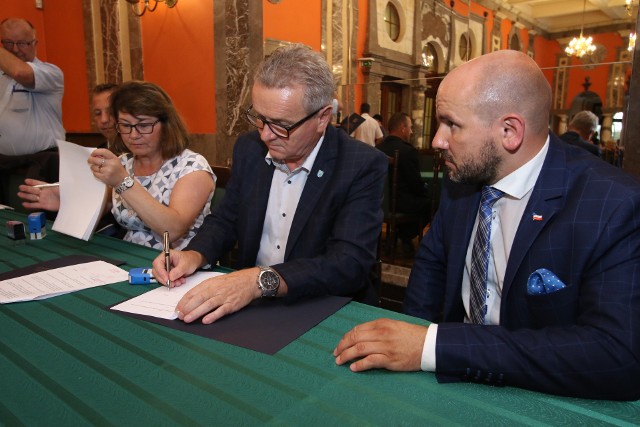 Burmistrz Pińczowa Włodzimierz Badurak podpisuje umowę z członkiem zarządu  województwa Mariuszem Goskiem.